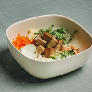TOFU com abacate, ananás, chili, coentros, amendoim, pepino, cenoura (V, N)