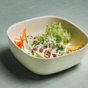 ATUM BRASEADO com abacate, manga, edamame, chili, cebolinho, amêndoa, rebentos de soja, pepino, cenoura (N)