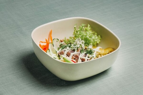 ATUM BRASEADO com abacate, manga, edamame, chili, cebolinho, amêndoa, rebentos de soja, pepino, cenoura (N)