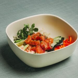 SALMÃO CURADO com abacate, alga nori, agrião, gengibre, coentros, amêndoas, pepino, cenoura (N)