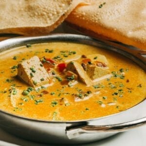 Caril de tofu e coco, arroz Basmati, papadam