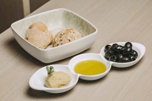 Pão, azeite, azeitonas marinadas, hummus
