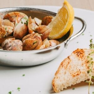 Amêijoas em vinho branco, alho e coentros