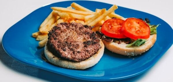 Hamburguer de novilho em pão, batatas fritas e salada