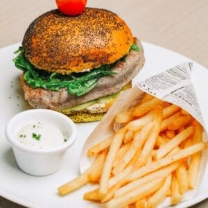 Hamburguer de grão e espinafres no pão