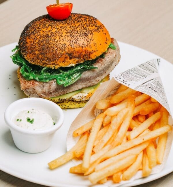 Hamburguer de grão e espinafres no pão