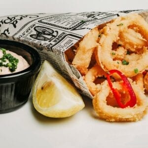 Calamares à Romana, maionese de lima, malagueta e hortelã