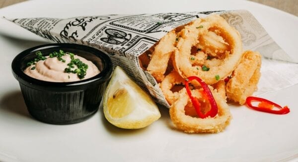 Calamares à Romana, maionese de lima, malagueta e hortelã
