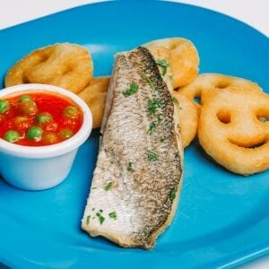 Filete de robalo lacado, molho de tomate, batatas Smile e legumes