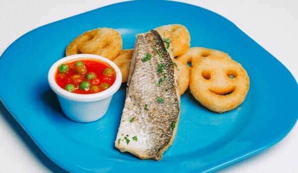Filete de robalo lacado, molho de tomate, batatas Smile e legumes
