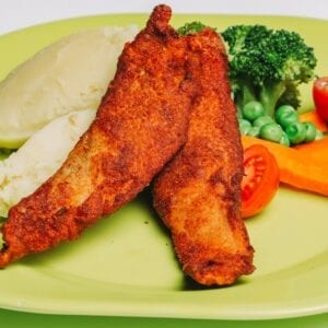 Panados caseiros de solha, puré de batata e legumes