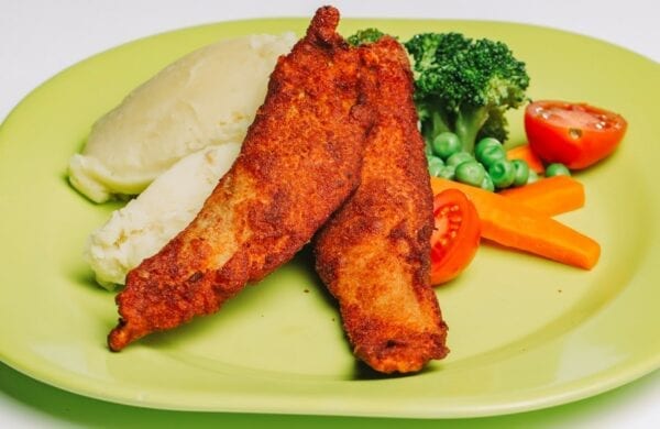 Panados caseiros de solha, puré de batata e legumes