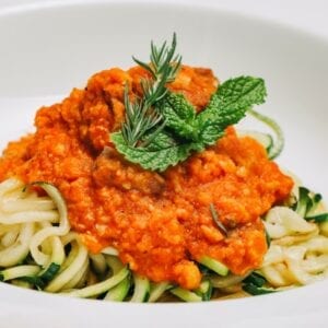 “Bolonhesa” de lentilhas, espinafres, cogumelos e esparguete de curgete