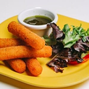 Nuggets de frango panados com amêndoa, batatas fritas e legumes