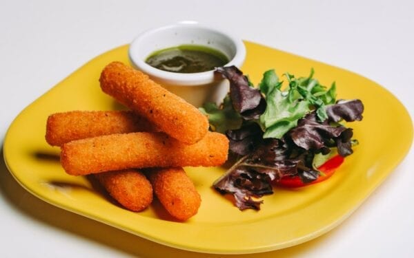 Nuggets de frango panados com amêndoa, batatas fritas e legumes
