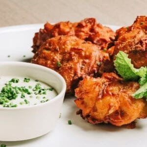 Pakora (cebola bhaji), molho de menta