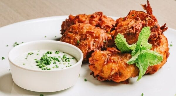 Pakora (cebola bhaji), molho de menta