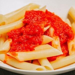 Massa penne, molho de tomate e parmesão