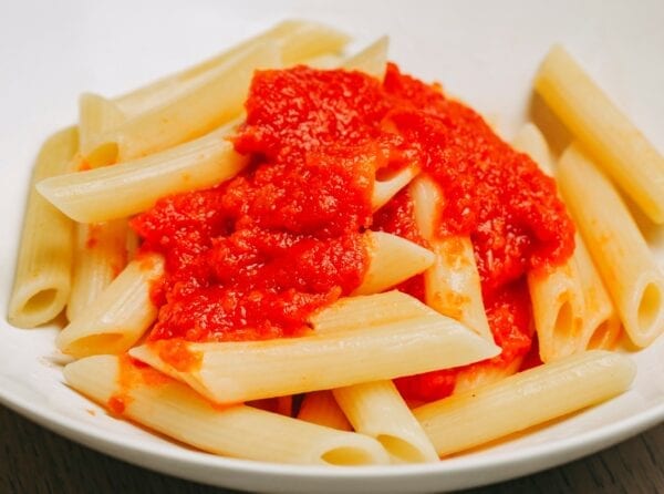 Massa penne, molho de tomate e parmesão