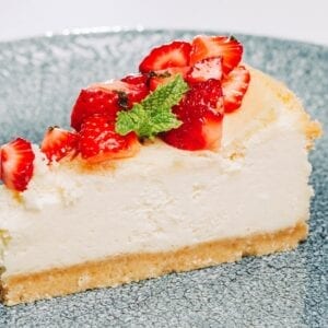 Cheesecake with fresh strawberries