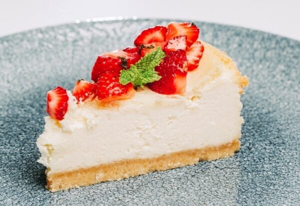 Cheesecake with fresh strawberries