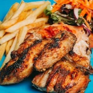 ½ Frango piri-piri, salada e batatas fritas